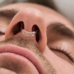 hombre que duerme con dilatador nasal